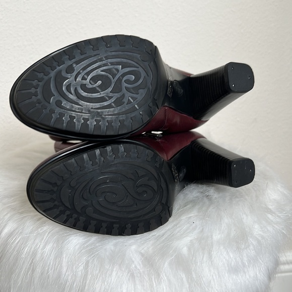 Clark’s burgundy pebbled leather and brass ankle boots - Picture 13 of 15